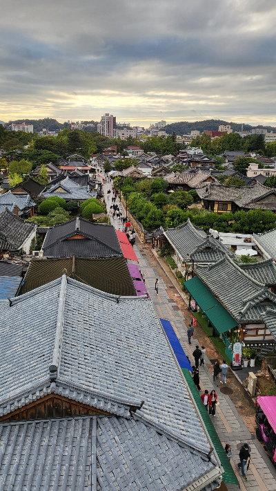 한옥마을 전경을 바라볼 수 있는 전망 카페