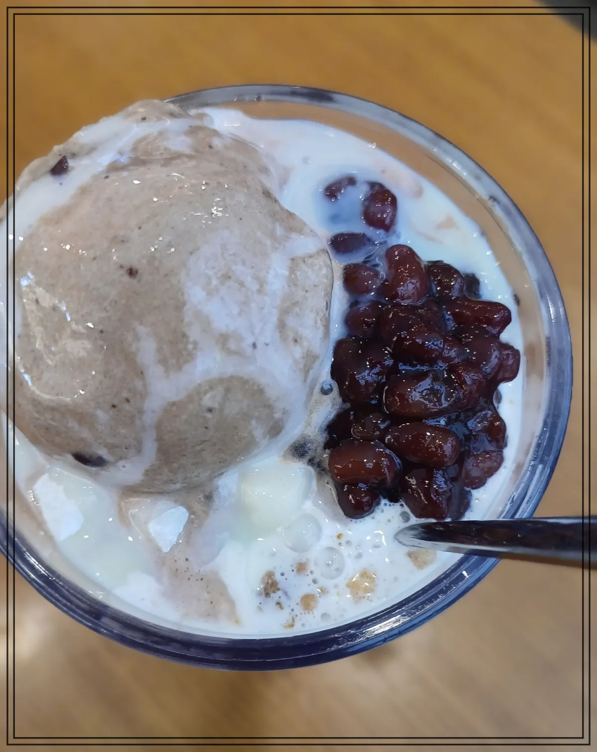 메가커피-팥빙젤라또-상단샷-초코아이스크림과-통팥-떡-우유얼음-클로즈업