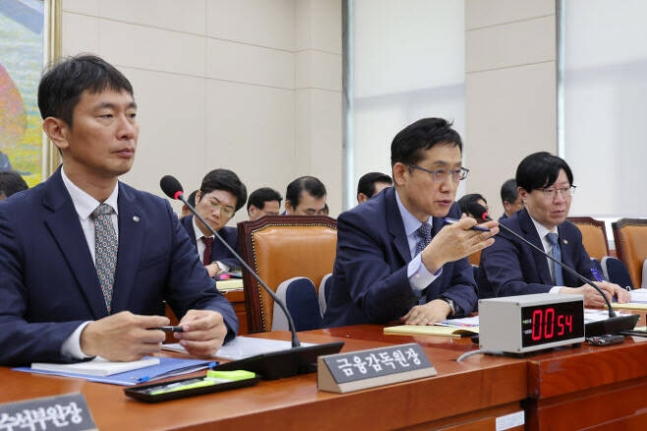 김주현 금융위원장이 국회에 참석해 질의에 답변하고 있다. 사진 왼쪽은 이복현 금융감독원장&#44; 사진 오른쪽은 김소영 금융위 부위원장 모습.