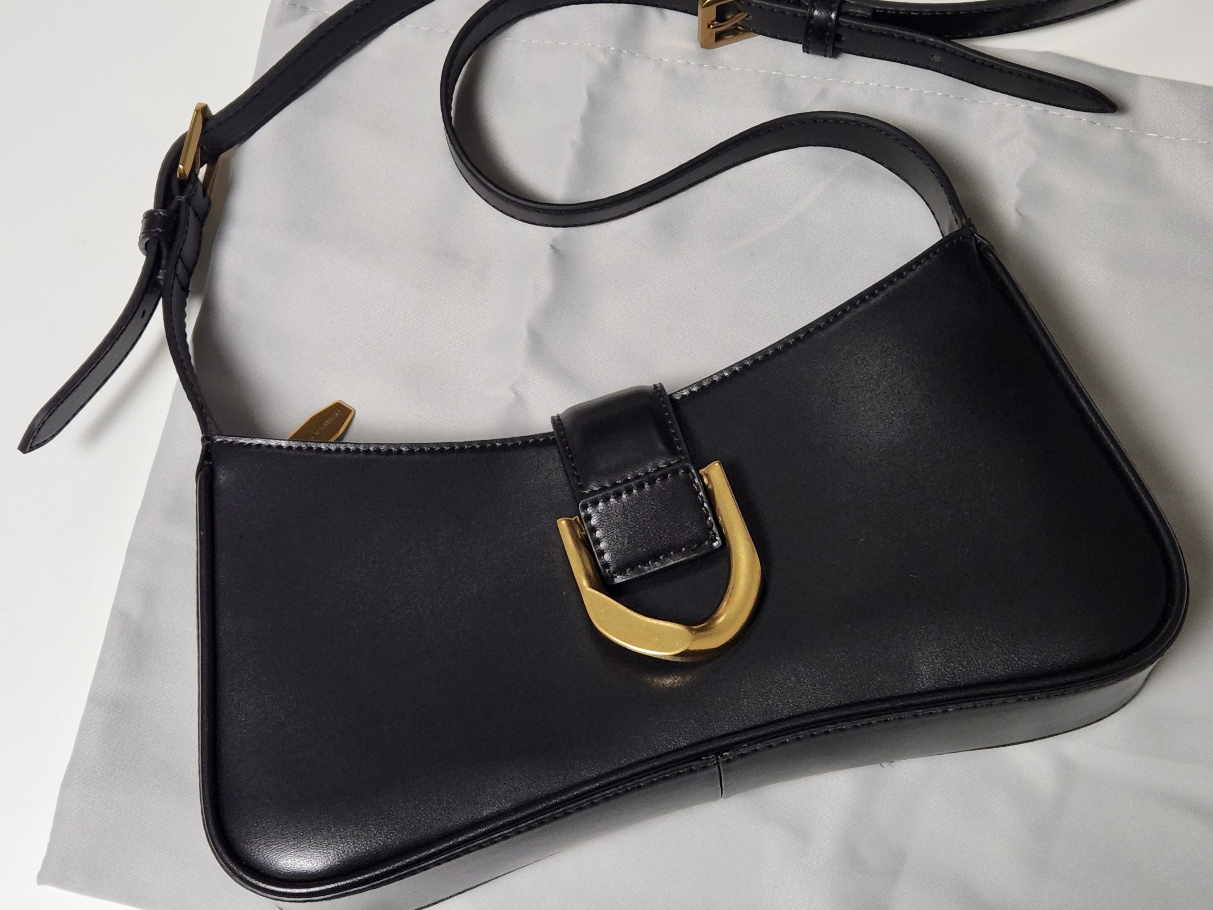  [찰스앤키스] 개빈 커브 숄더백 블랙 - Charles&Keith 여성 가죽가방 추천