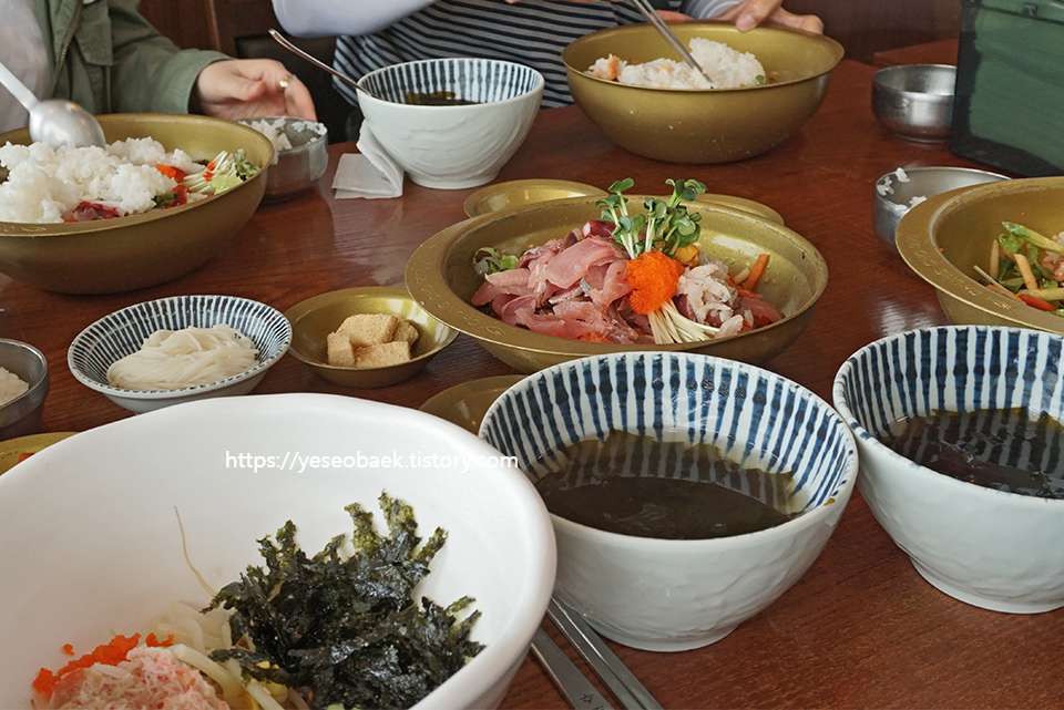 청초수물회 서빙된 반찬과 모두 나온 메뉴모습.
반찬으로 인절미와 미역국을 제공한다.