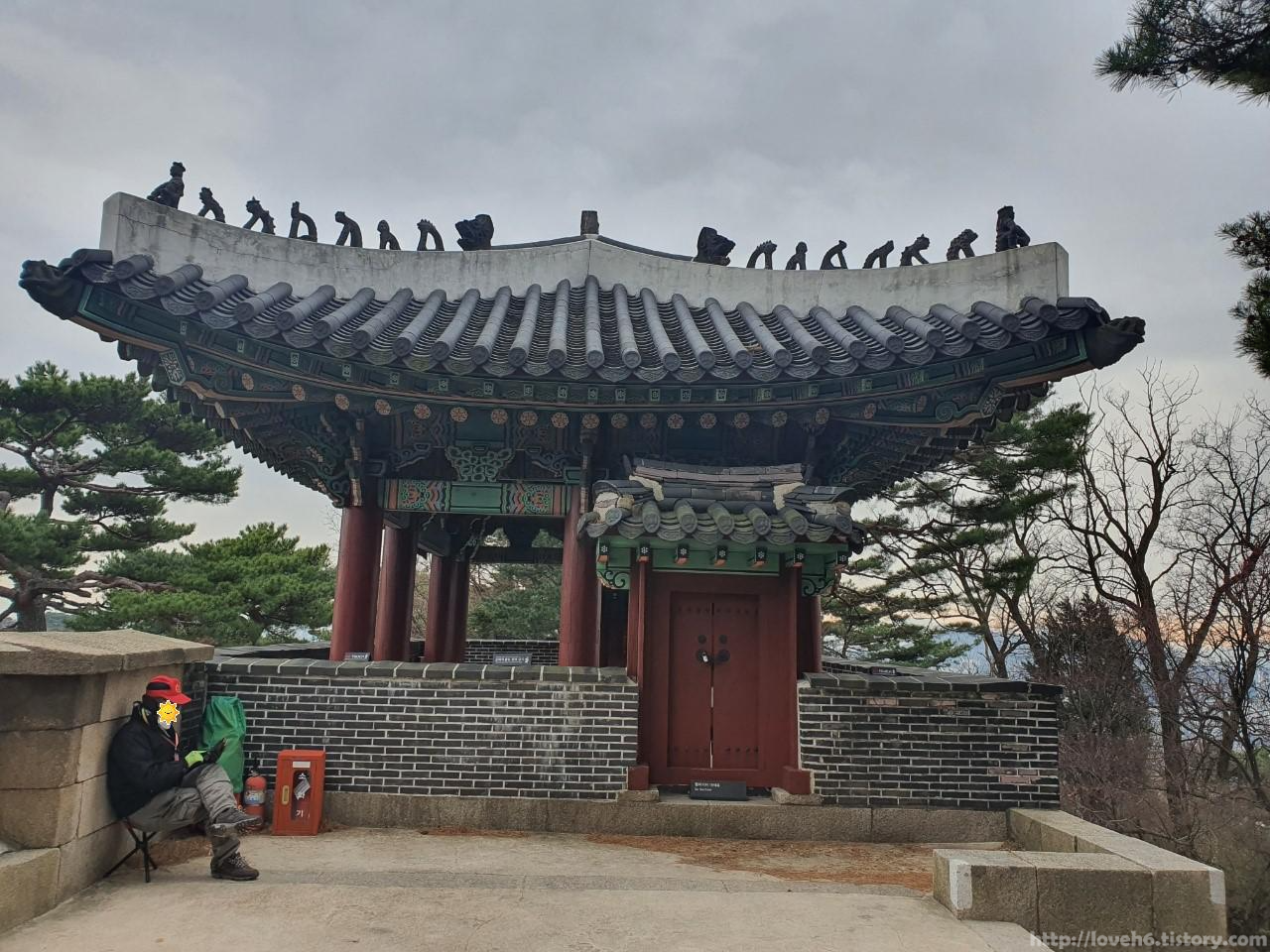 북악산_北岳山_Bukaksan/오른쪽과 비슷하면서도 다른듯한
모습의 숙정문을 보실수가 있습니다
문화재인만큼 누군가가 지키고 계십니다
아래쪽에도 한분 더 계셔요
그러니 나쁜행동은 안됩니다