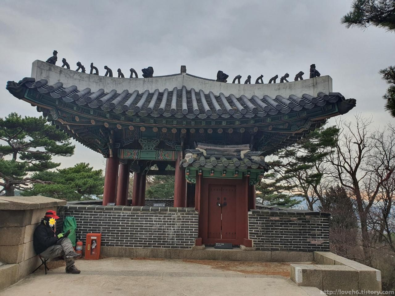 북악산_北岳山_Bukaksan/오른쪽과 비슷하면서도 다른듯한 

모습의 숙정문을 보실수가 있습니다

문화재인만큼 누군가가 지키고 계십니다

아래쪽에도 한분 더 계셔요

그러니 나쁜행동은 안됩니다