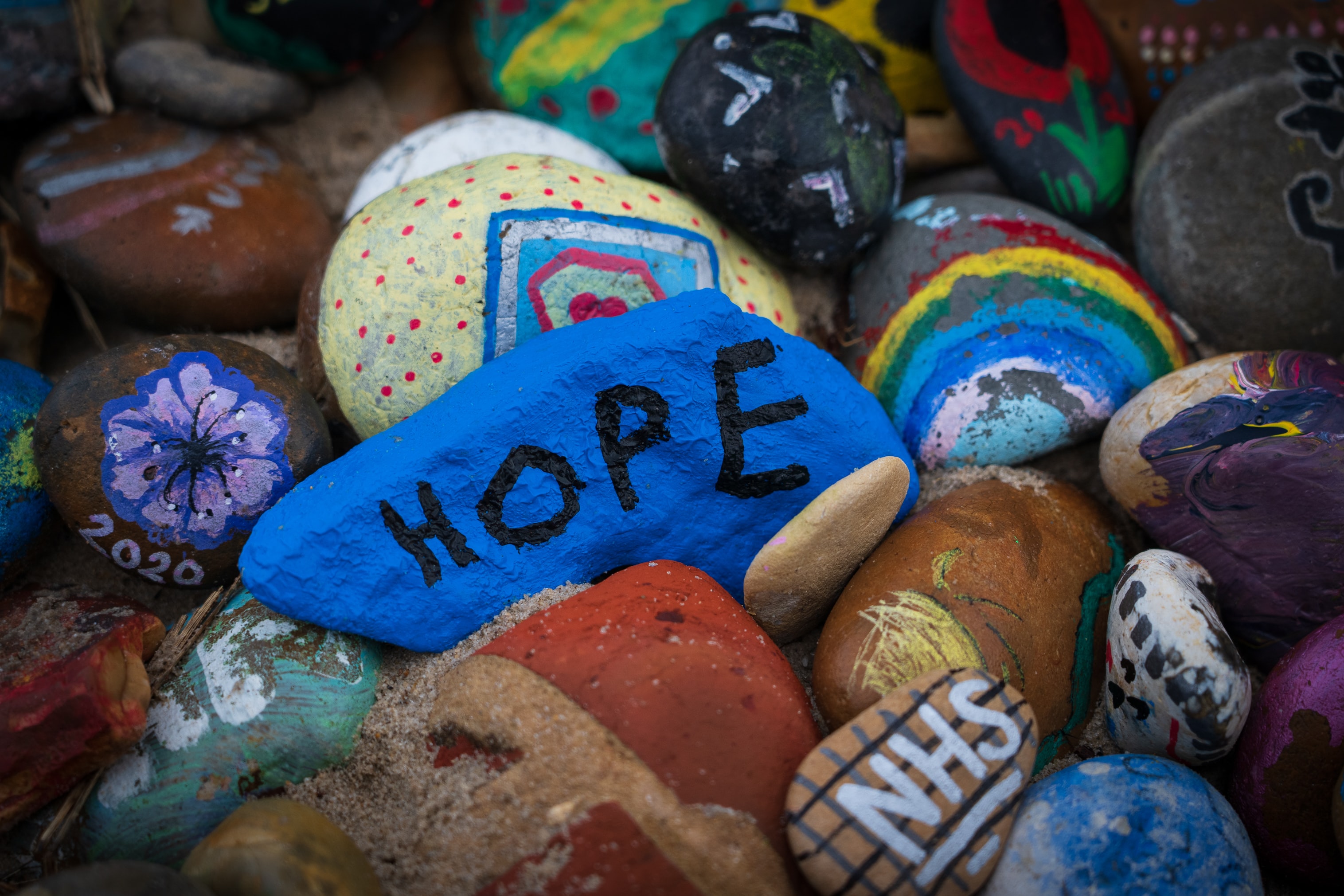 돌에-색칠한-희망이라는-글자