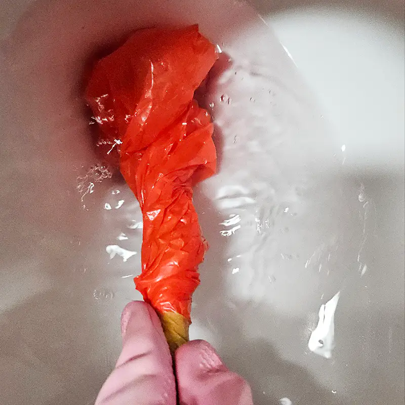 청소솔 넣고 쑤시기