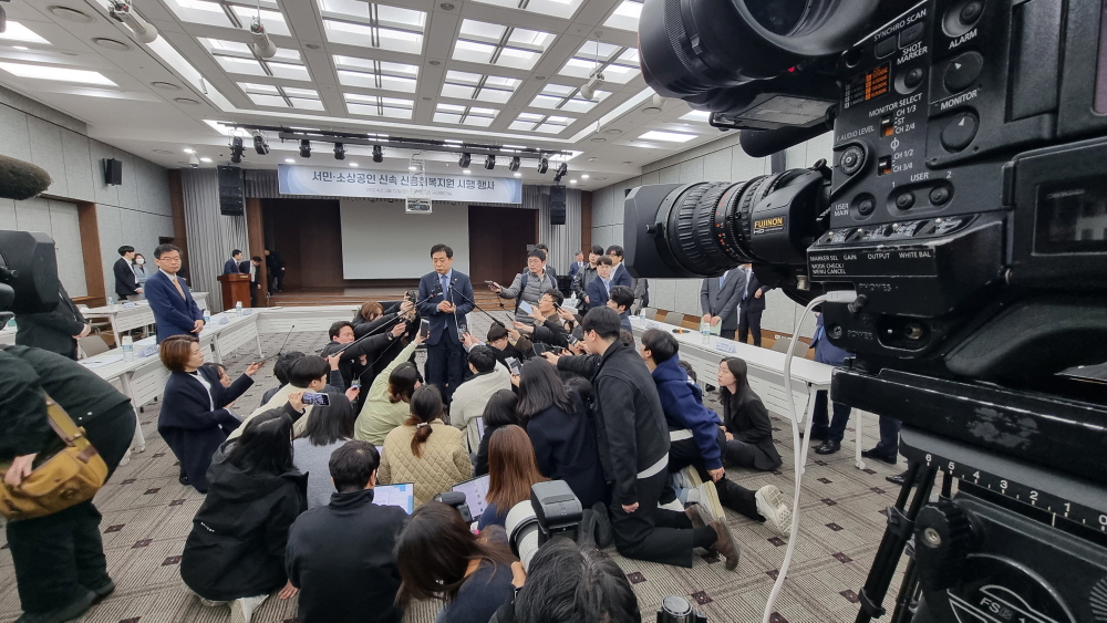  인터뷰 할 때 어디를 보라고 해야할까요?