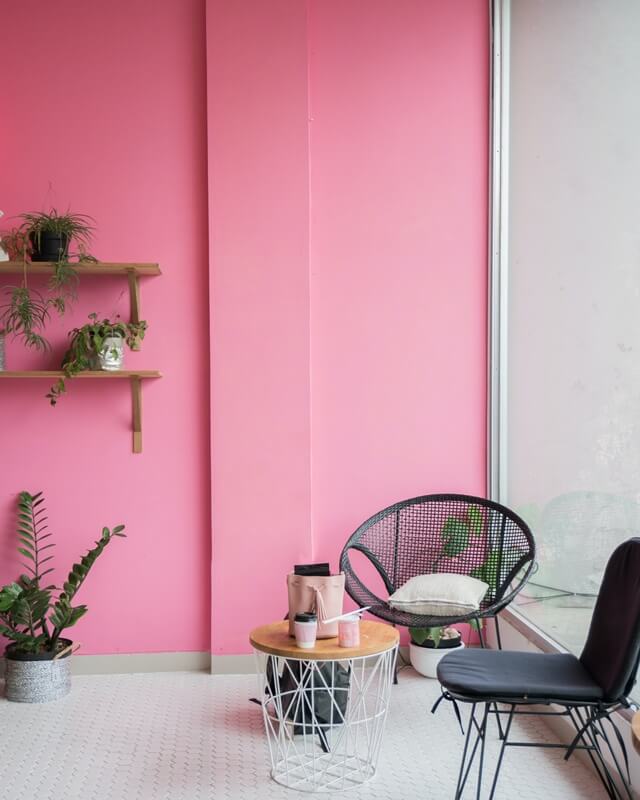 핑크색벽-의자