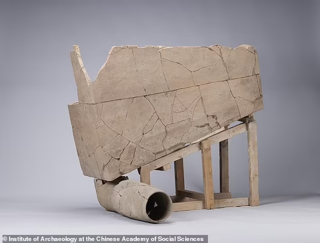  2,400년 된 세계 최초의 수세식 변기 중국서 발견 VIDEO: World's oldest flushable toilet discovered in ruins of Chinese palace