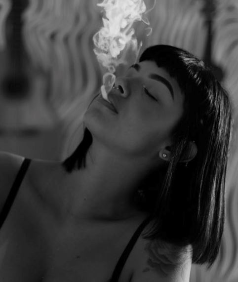 담배피우는여자