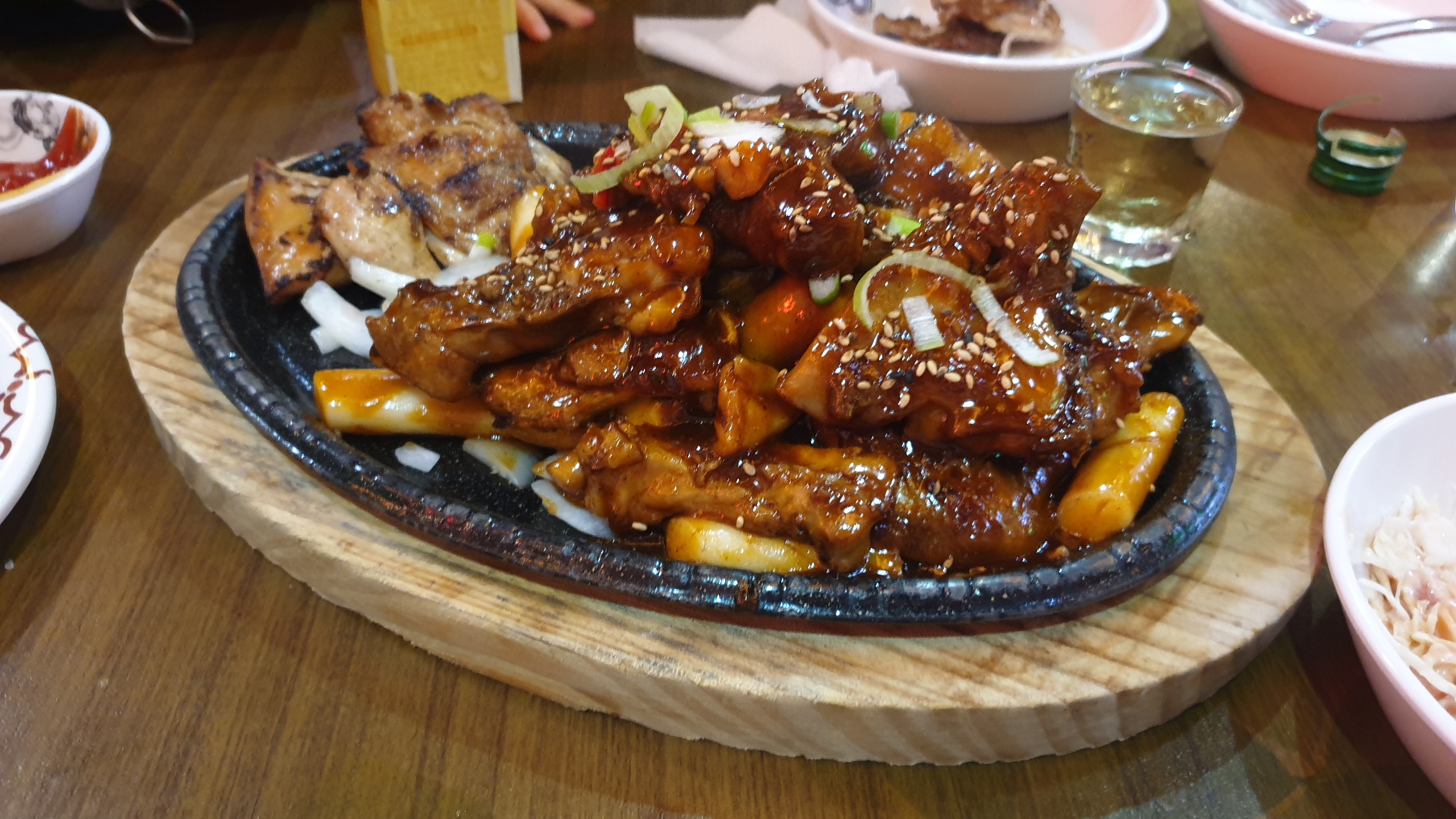  애타게 찾아 헤매던 그 맛, 숯불 바베큐치킨 코만도