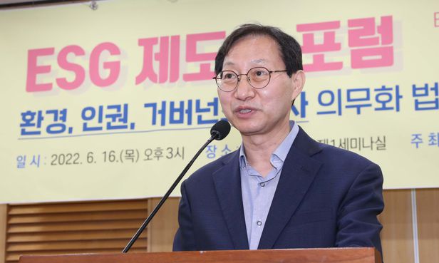  김성주 더불어민주당 의원, 또 검사 비하 논란 평생 남의 뒷조사나 해서 감옥에 처넣은 검찰 출신 좋은 정치를 할 것으로 애초 기대조차 안 했다 밑도 끝도 없는 직업 비하