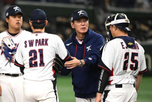 WBC 체코 이강철 감독이 박세웅과 대화를 나누고 있다.