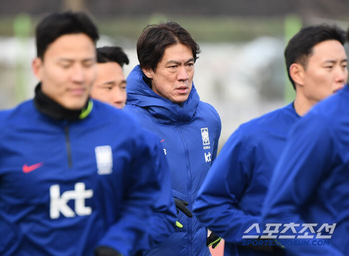 홍명보 감독&amp;#44; 4개월 만에 소집! 월드컵 3차 예선 앞두고 본격 담금질