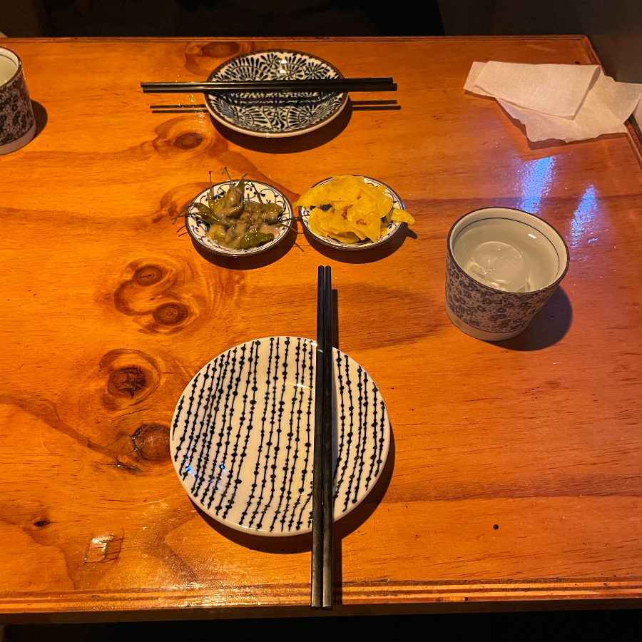 쿠시 기본 상차림 : 일본느낌 가득한 접시와 기본찬 2종