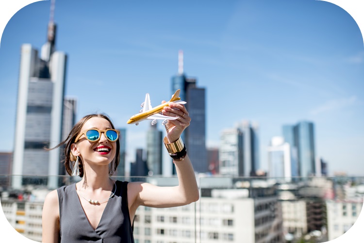 독일-프랑크푸르트-고층건물-배경-도심-여름-금발-웃고있는-젊은-여성-손에-장난감-비행기-웃음