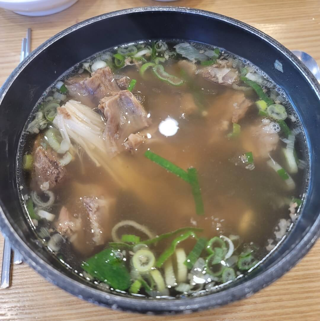 청주맛집이자-청주-복대동-맛집인-강남면옥의-갈비탕-뼈에서-고기를-발라낸-사진