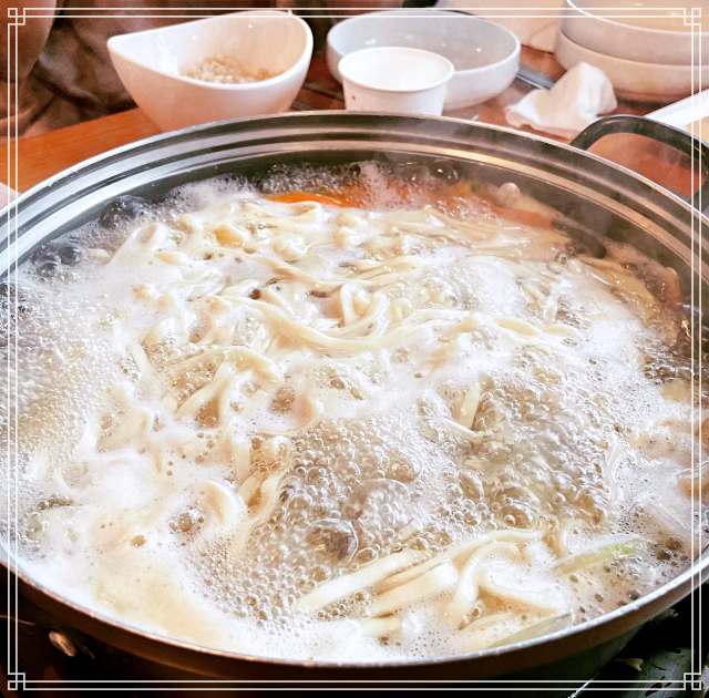  201회 식객 허영만 백반기행 모델 이현이 게스트 왈츠 밥상 바지락 칼국수 맛집 태안 안면도 손칼국수, 왕만두, 겉절이, 보리 비빔밥 위치