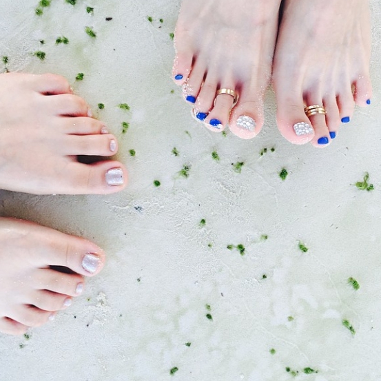 두 여성의 발은 깨끗하고 잘 관리되어 있습니다.<br><br>