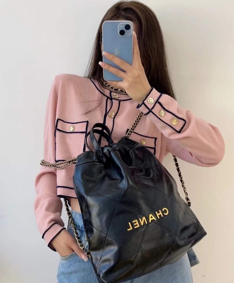  샤넬 22 백팩을 메고 해외 여행 갈까?