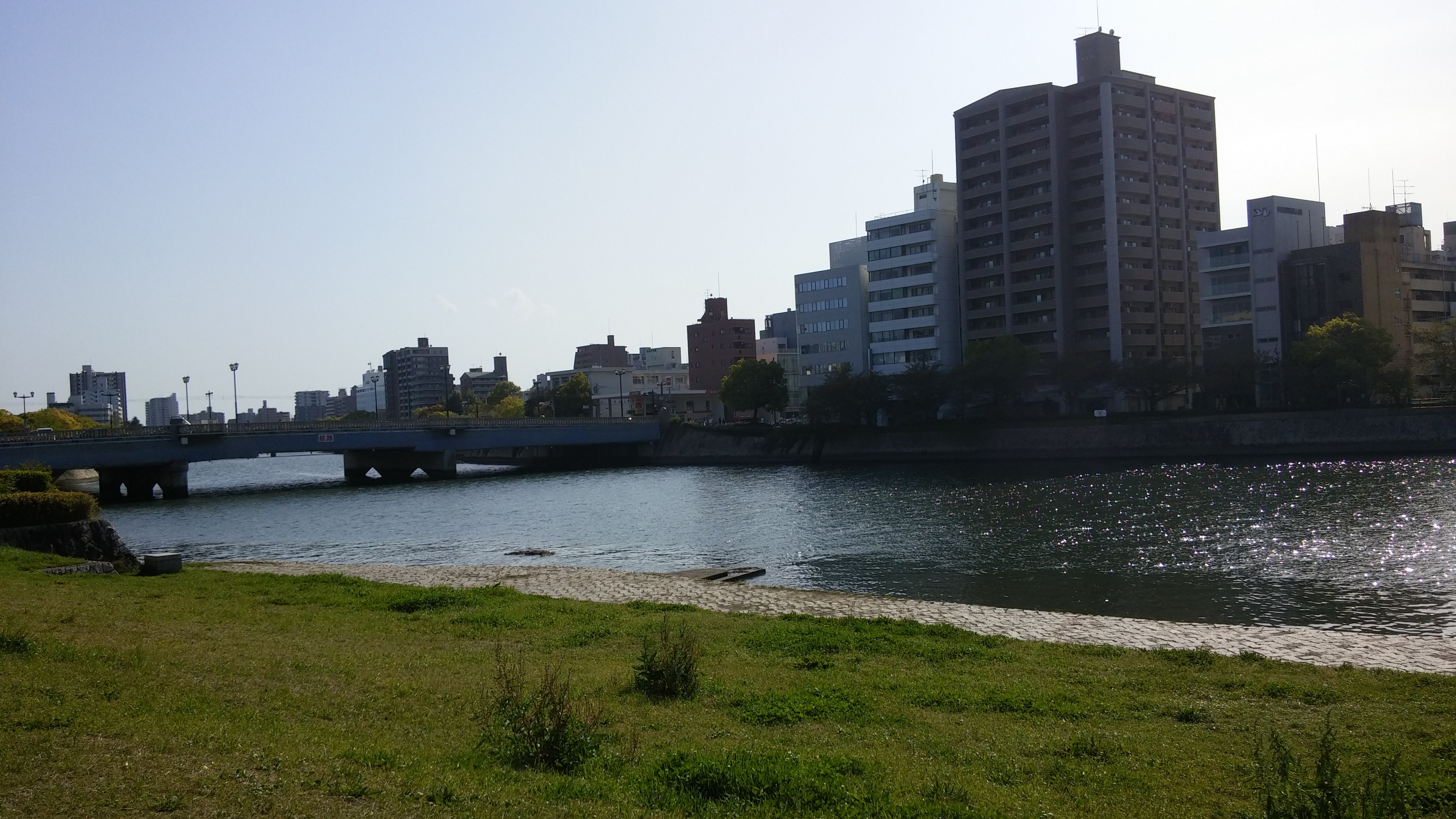 히로시마-도심을-흐르는-강가