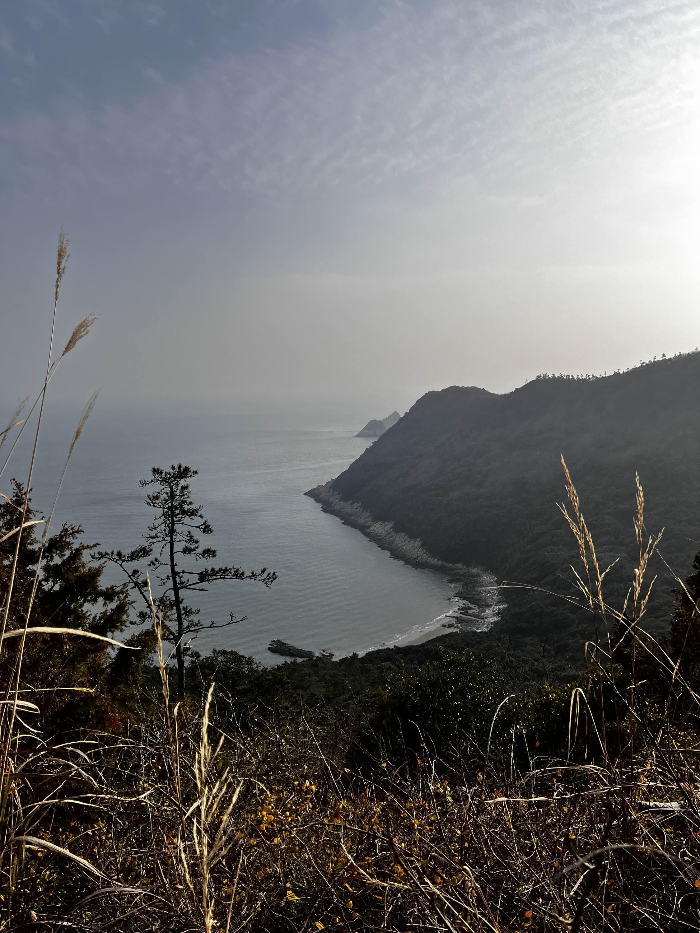 산 정상에서 바라본 해안 절경