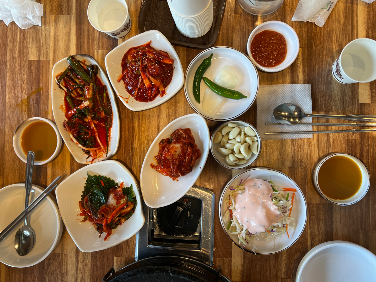 골목집 밑반찬 사진 파김치, 깻잎무침, 김치, 가자미 무침, 양배추 샐러드 등이 있음