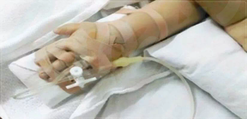 붕대를 감고 링겔을 꽂은 손 이미지