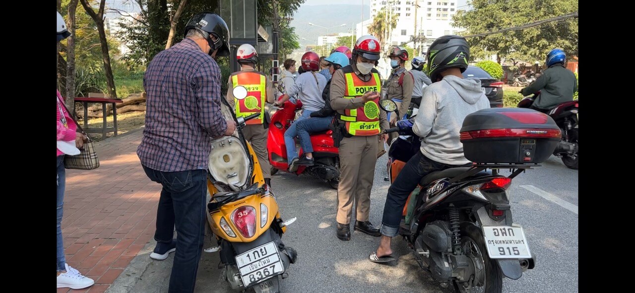 태국교통경찰들이-오토바이운전자를-검문하고있다