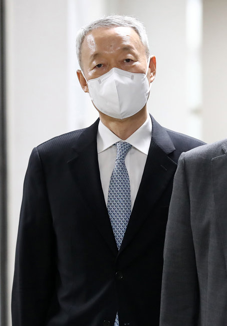  검찰 수사 칼날 앞에 선 '세계 1% 과학자' 백운규 전 산업부 장관