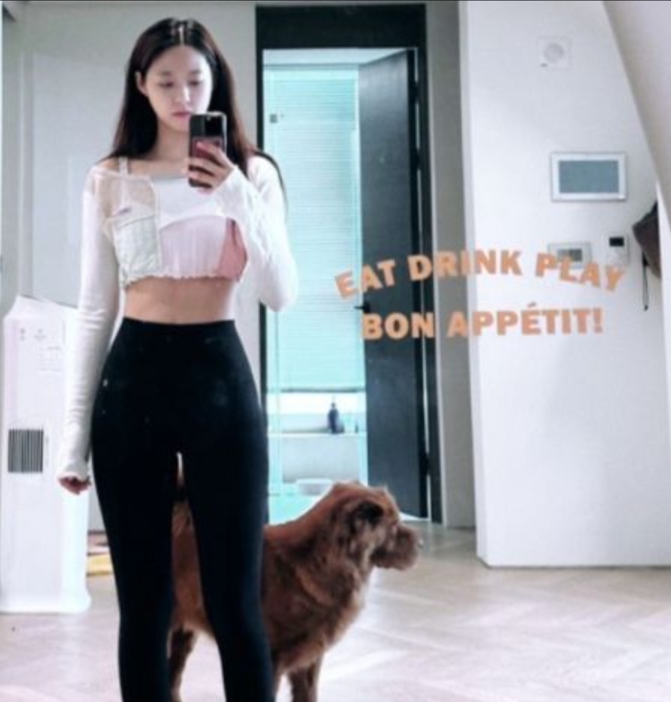 운동복 입은 설현, 거울 셀카 공개… 시선 멈추게 하는 '황금 비율'
