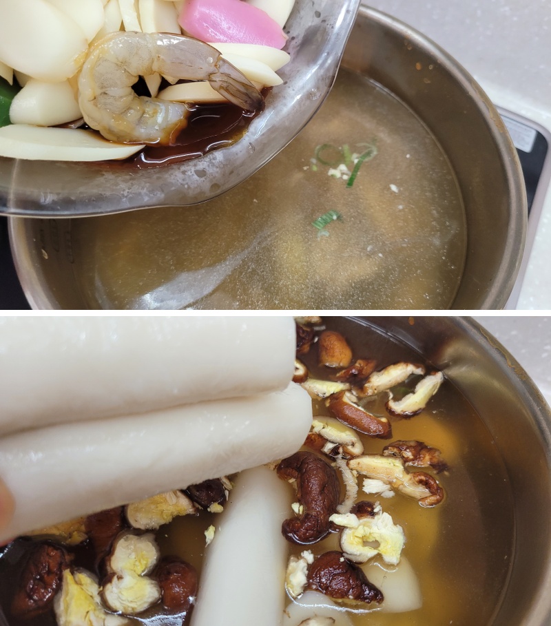 떡국 재료를 육수에 넣어 조리하는 과정, 육수 위에 떠있는 새우와 가래떡, 표고버섯이 보이는 상단 이미지와 가래떡과 표고버섯이 육수에 잠긴 하단 이미지