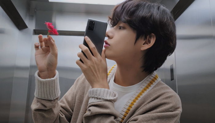  '자기야 나 지금 엘베 타고 나가요, 곧 보자'라고 말하는 듯한 '방탄' 뷔의 남친짤