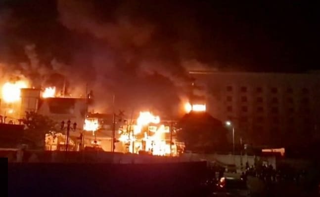 캄보디아 호텔 카지노 대형 화재..수십명 사상 VIDEO: Deadly fire engulfs Cambodian casino on border with Thailand