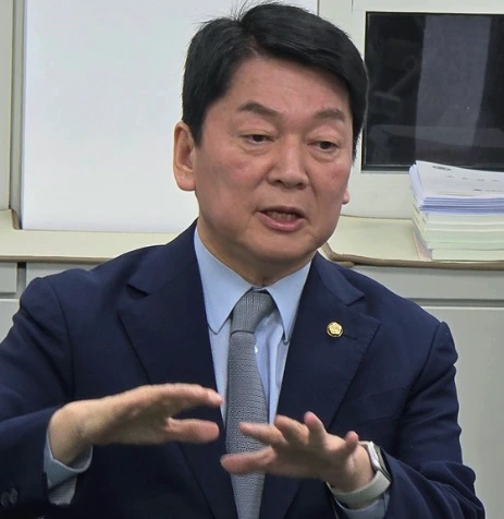 손을 모은 안철수