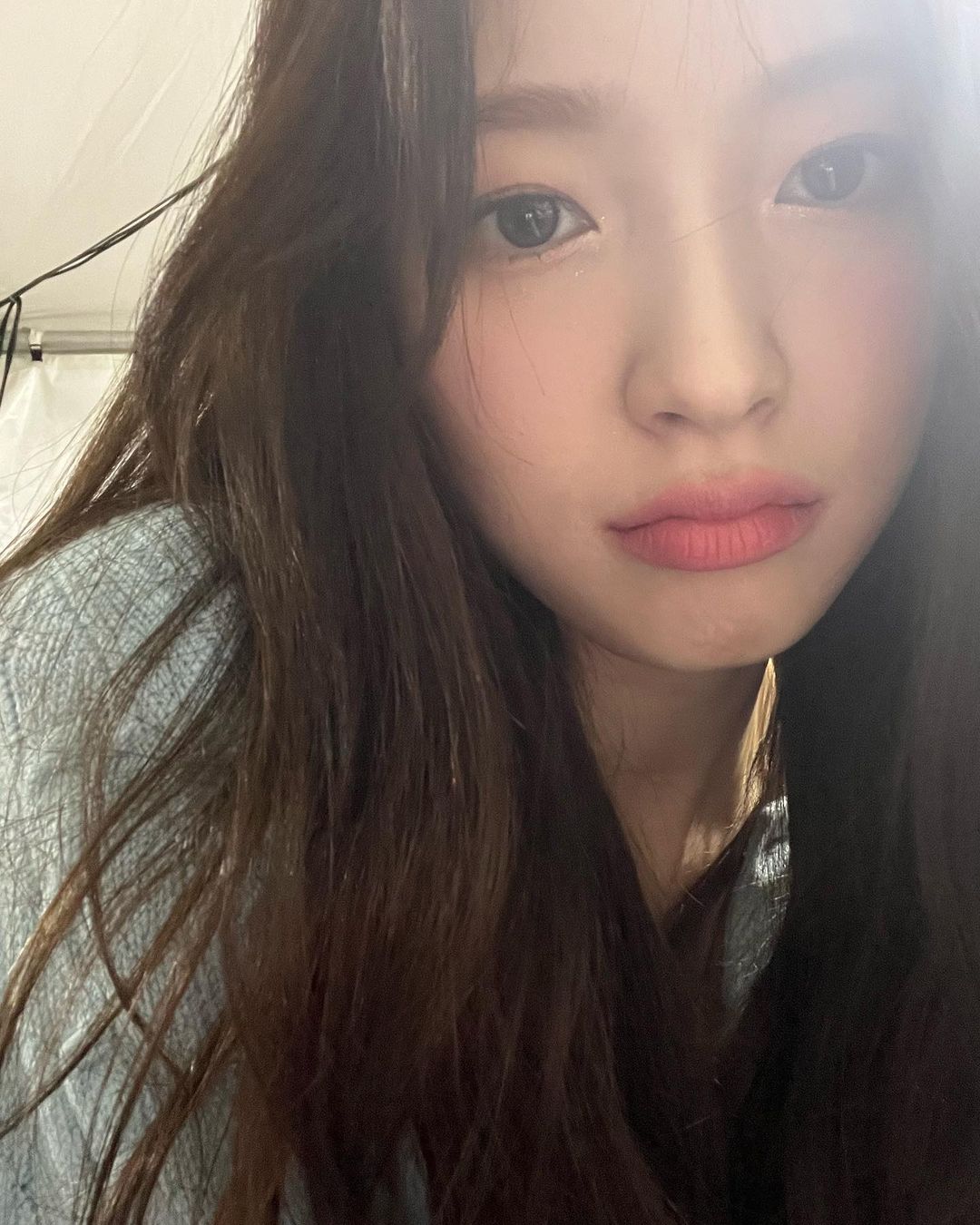  오마이걸 아린 민트색 가디건 인스타그램 셀카사진 202201