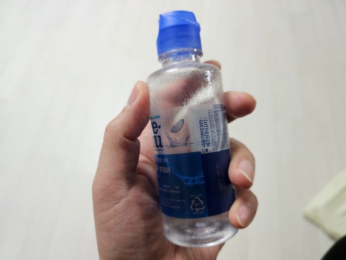 손에들려있는-렌즈보관액
