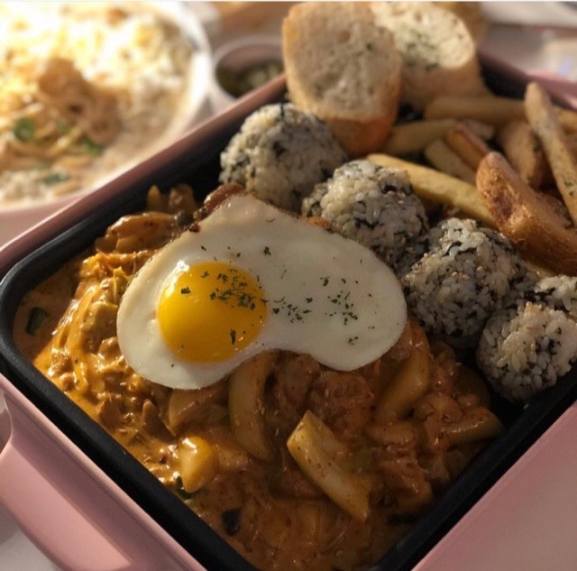  생방송 투데이 연남동 홍대입구역 오천만의 메뉴 화끈하게 즐긴다! 1판3미 닭갈비 플레이트 맛집 식당 위치 연락처 정보
