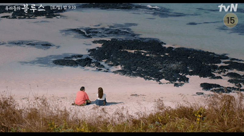 영희와 영옥이 바닷가에 앉아 고독에 대해 이야기하는 스틸컷