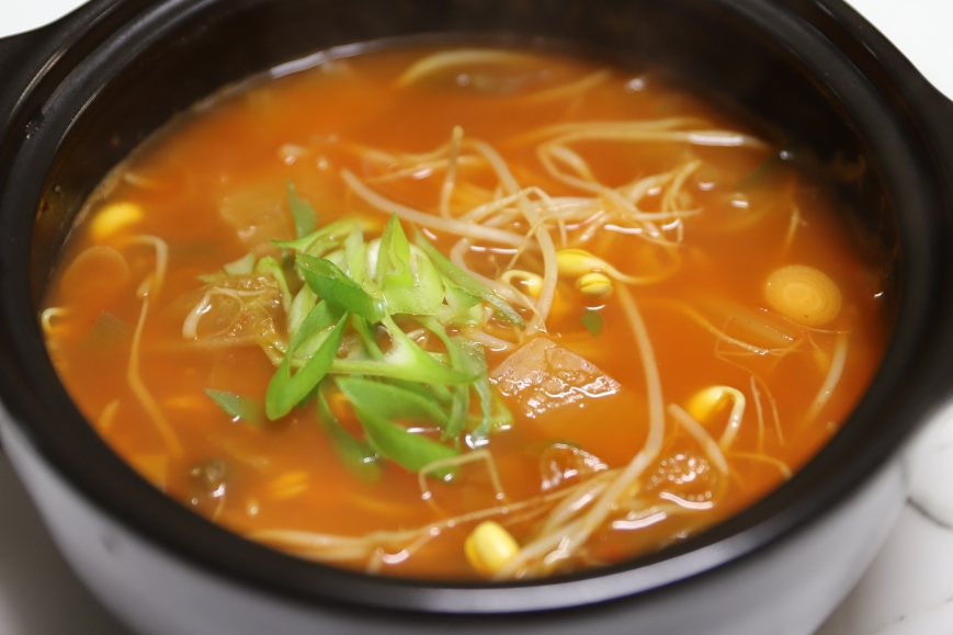김치콩나물국 뚝배기에 담아낸 모습