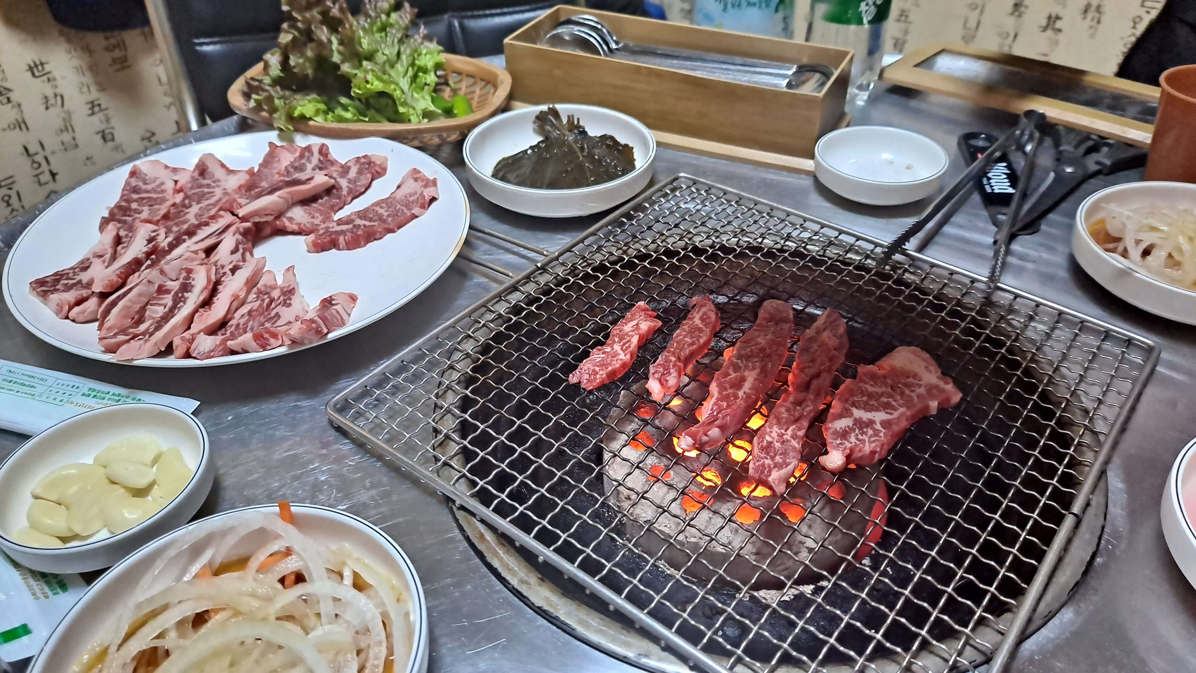 강원도 하이원 리조트 정문 입구쪽에 있는 시내 음식점에서 소고기를 시켜서 연탄불에 굽는 모습 촬영 이미지