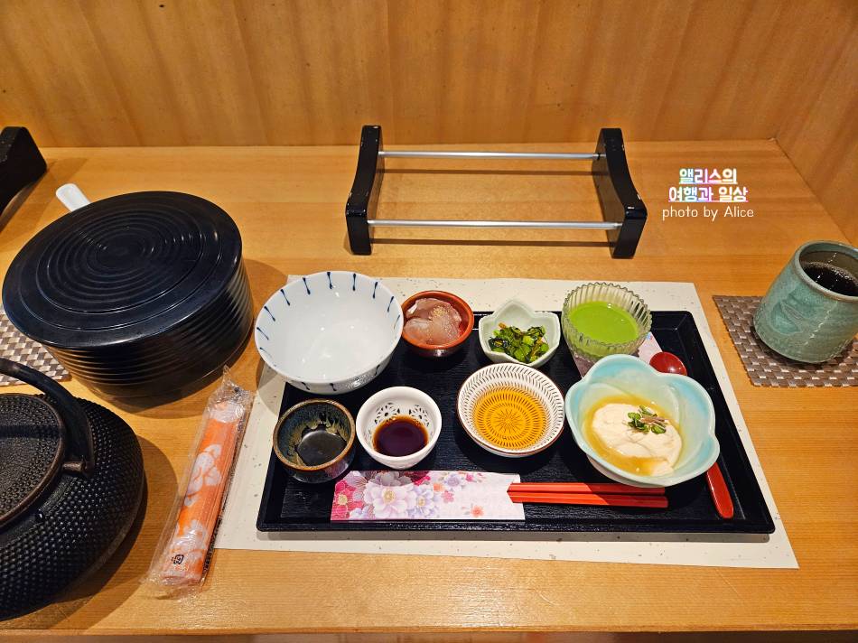 일렬로 늘어선 맛있는 꼬치 튀김 교토 기온 본점 마이코 한 리뷰