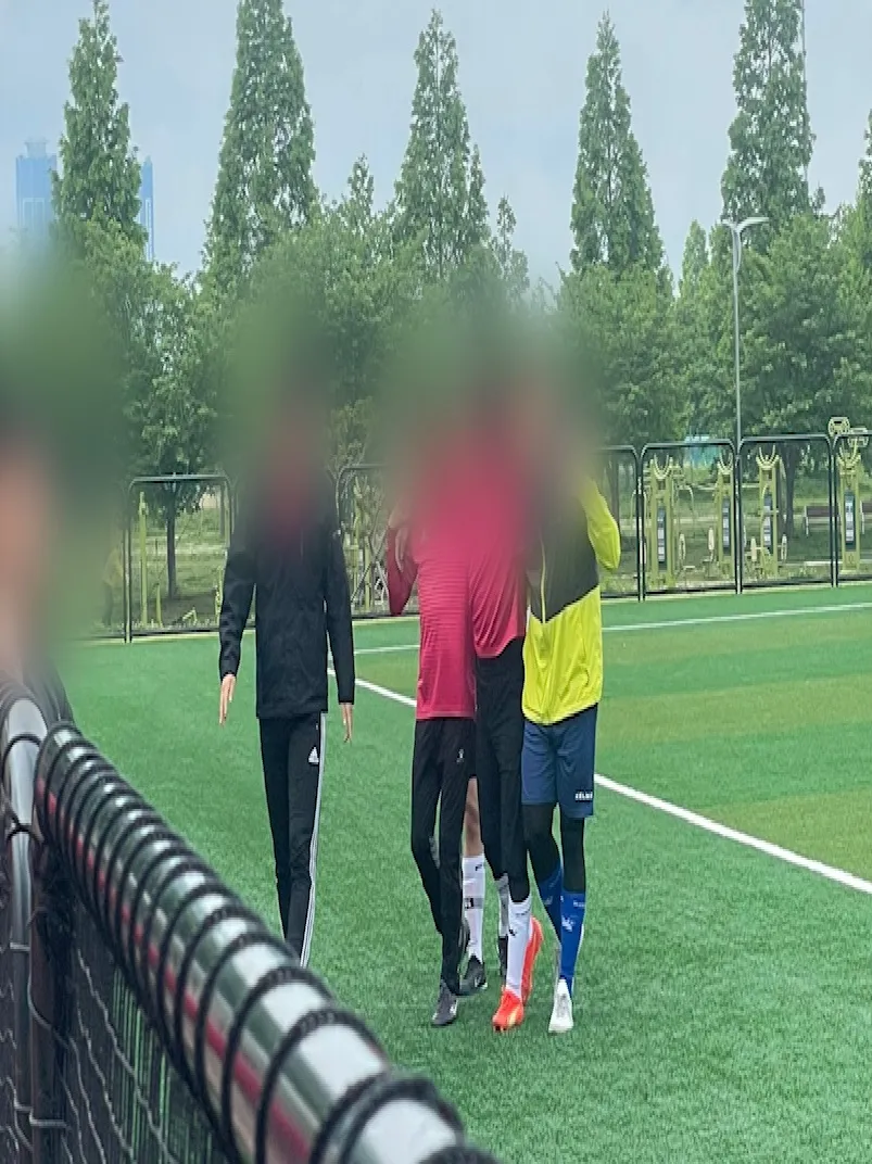 부상-당시-부축받아-나오는-장면