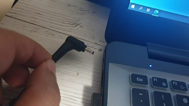 노트북-전원-케이블-연결