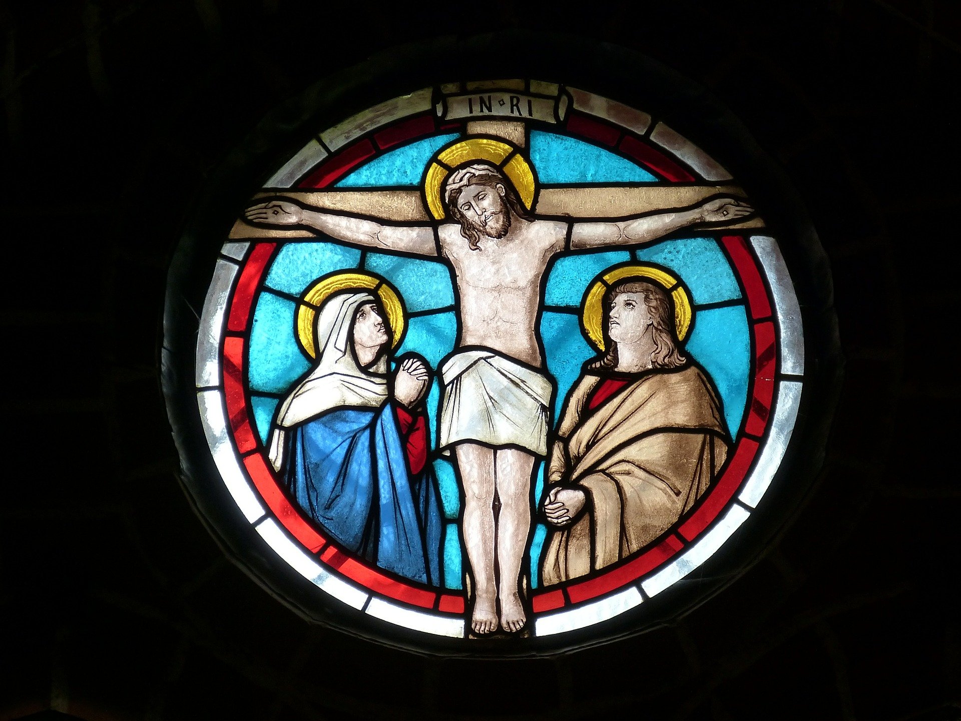 십자가의 예수님을 표현한 스테인드글라스