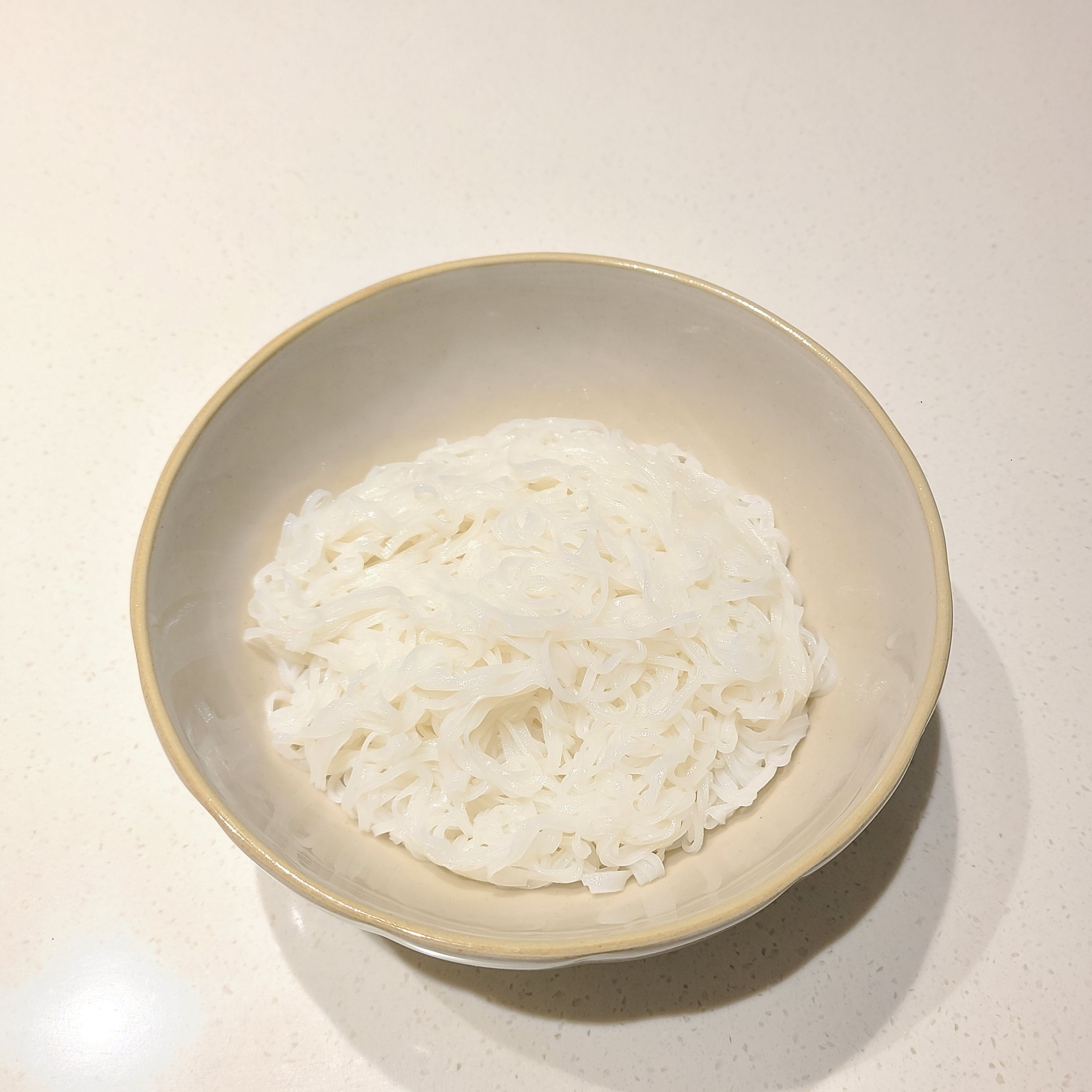노브랜드-베트남쌀국수간편세트-즉석조리식품-그릇에담아놓은쌀국수면
