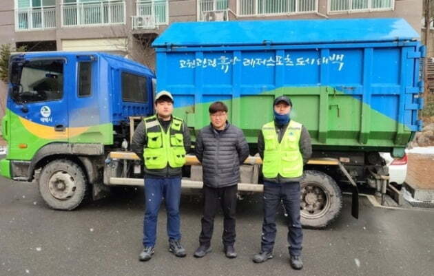 "여기 버려진 쌀통에서 520만 원이 나왔습니다."환경 미화원은 같이 일하는 동료에게 소리쳤습니다. 수소문 했지만 돈의 주인은 나타나지 않았고...