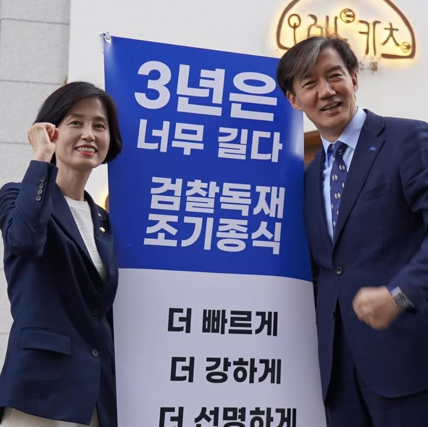 정장을입은남성과-단발머리여성의모습
