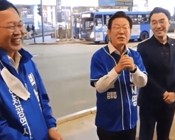  이재명 이번에 지면 정치생명 끝 목에 손 그으며 “끽”(영상) 최근 민주당 지지율 급락 후보들 전체적 어려운데 예외는 아닌 것 같다 이번에 지면 정치생명 끝장난다, 진짜요 할 수 있다, 민..
