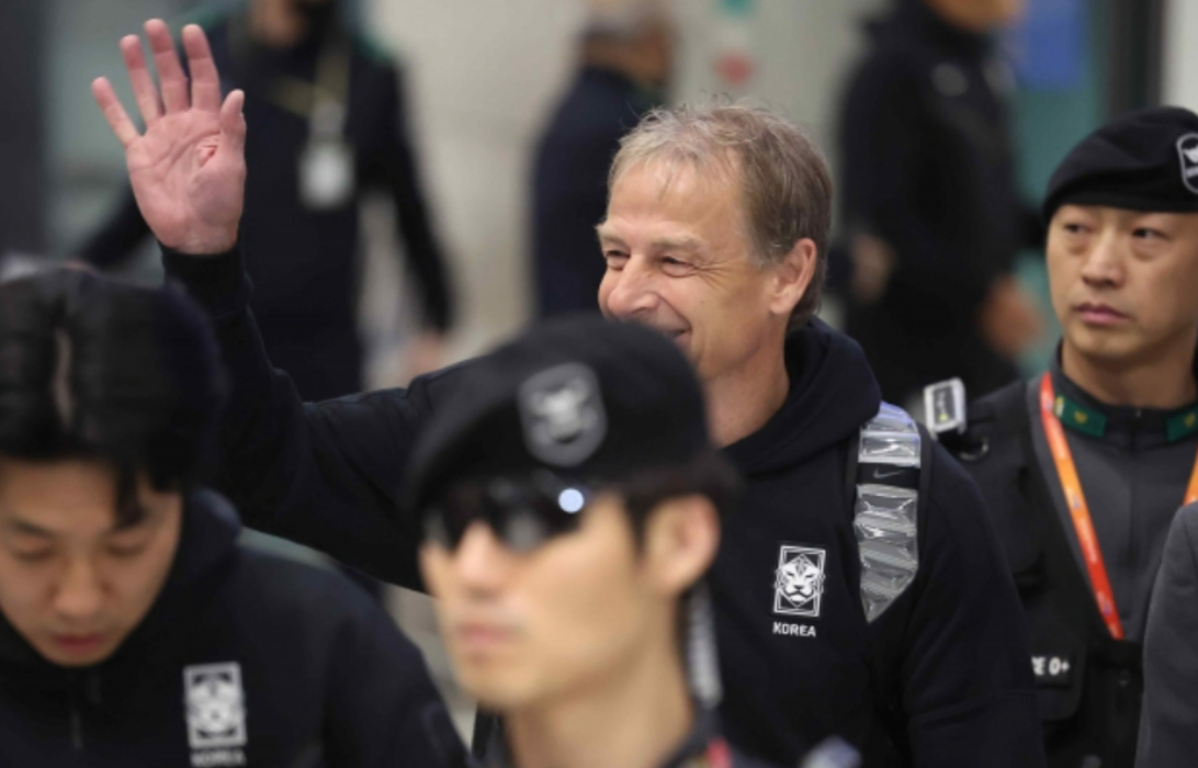 경호를 받으며 입국하는 이번에 경질된 전 국가대표 감독 클리스만