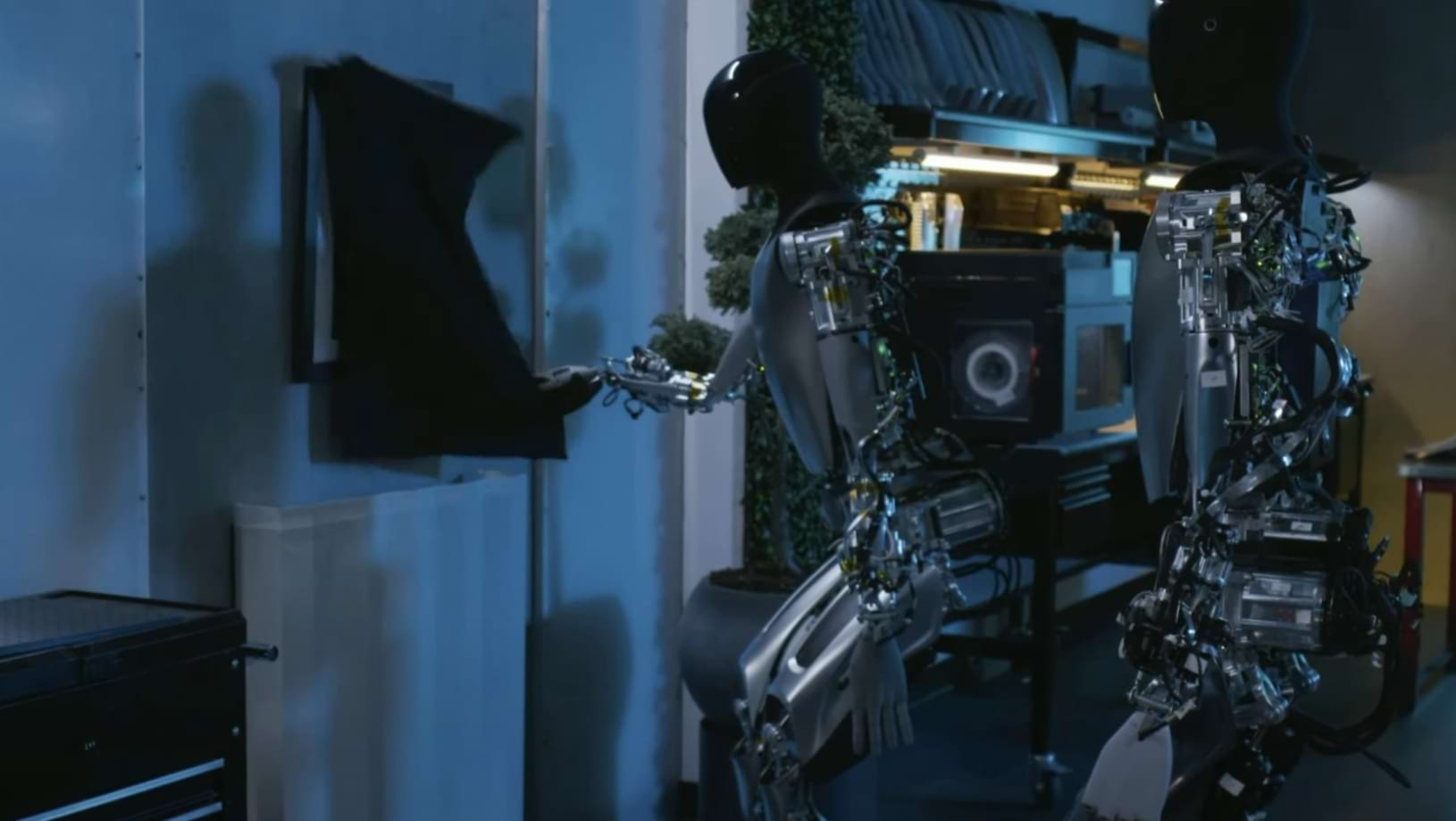 테슬라 로봇이 그림을 덮고 있는 천을 제거하는 장면을 보여줬다.  사람의 검지만큼 정밀한 움직임입니다.